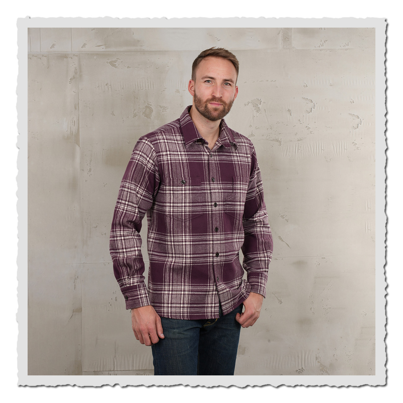 Mann vor Betonwand Pike Brothers 1937 Roamer Shirt – kariertes Hemd in Bordeaux und Weiß